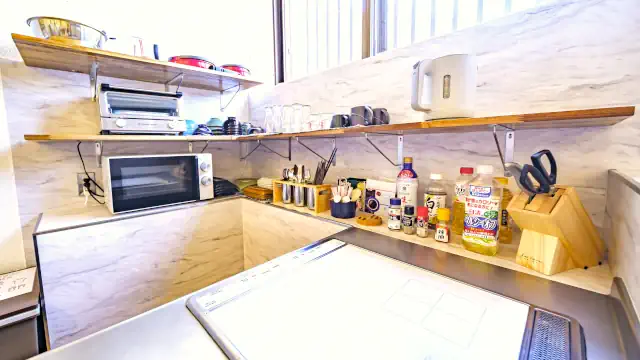 食用油・調味料をそなえた共用フルキッチン